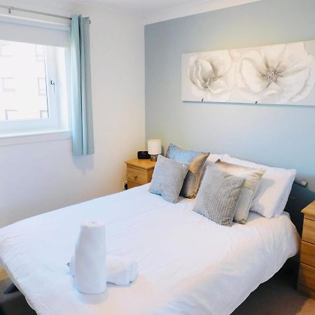 Beautiful 3 Bedroom Apt, Mins From Glasgow Airport, M8 & Sec พาสเลย์ ภายนอก รูปภาพ