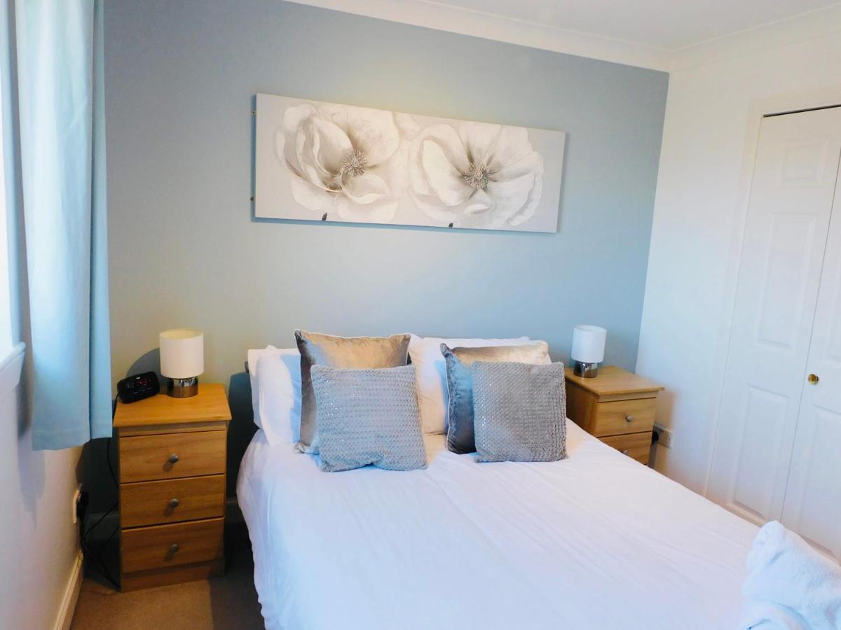 Beautiful 3 Bedroom Apt, Mins From Glasgow Airport, M8 & Sec พาสเลย์ ภายนอก รูปภาพ