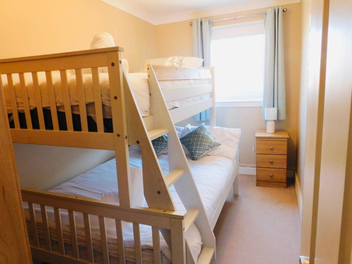 Beautiful 3 Bedroom Apt, Mins From Glasgow Airport, M8 & Sec พาสเลย์ ภายนอก รูปภาพ