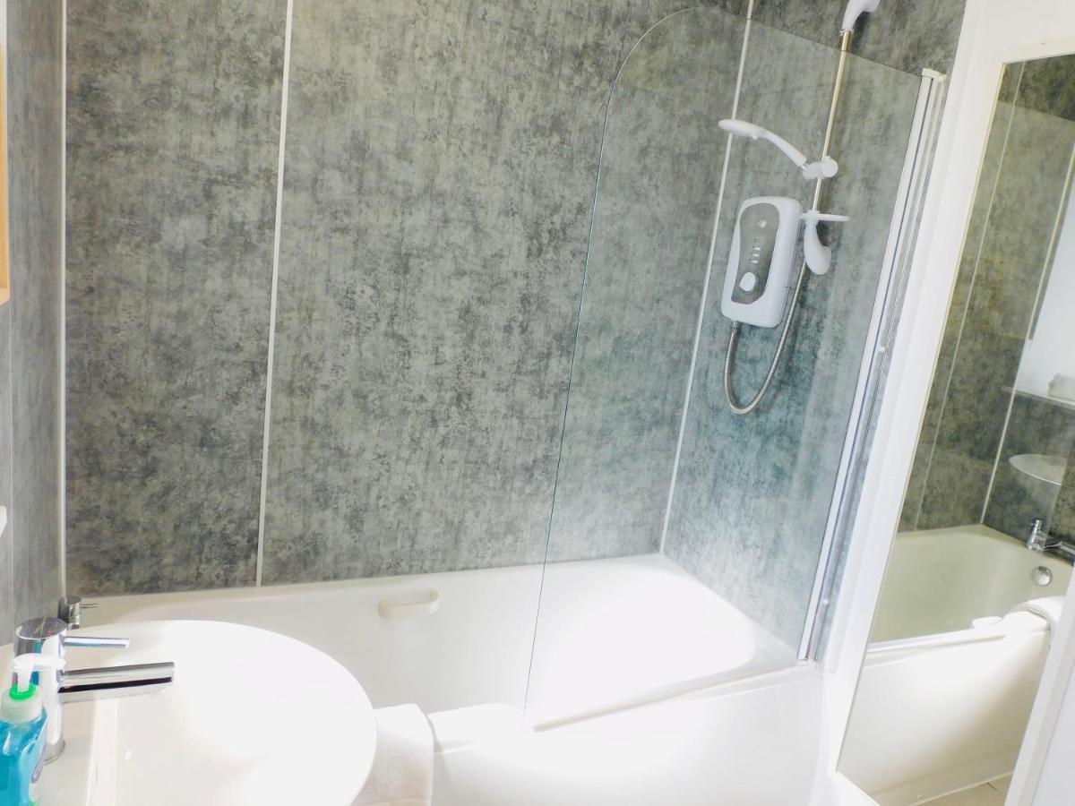 Beautiful 3 Bedroom Apt, Mins From Glasgow Airport, M8 & Sec พาสเลย์ ภายนอก รูปภาพ