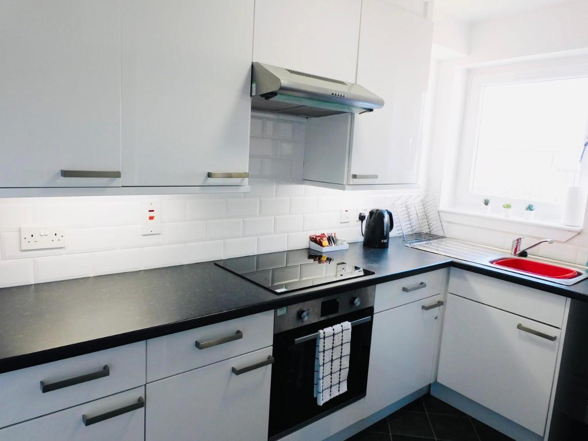 Beautiful 3 Bedroom Apt, Mins From Glasgow Airport, M8 & Sec พาสเลย์ ภายนอก รูปภาพ