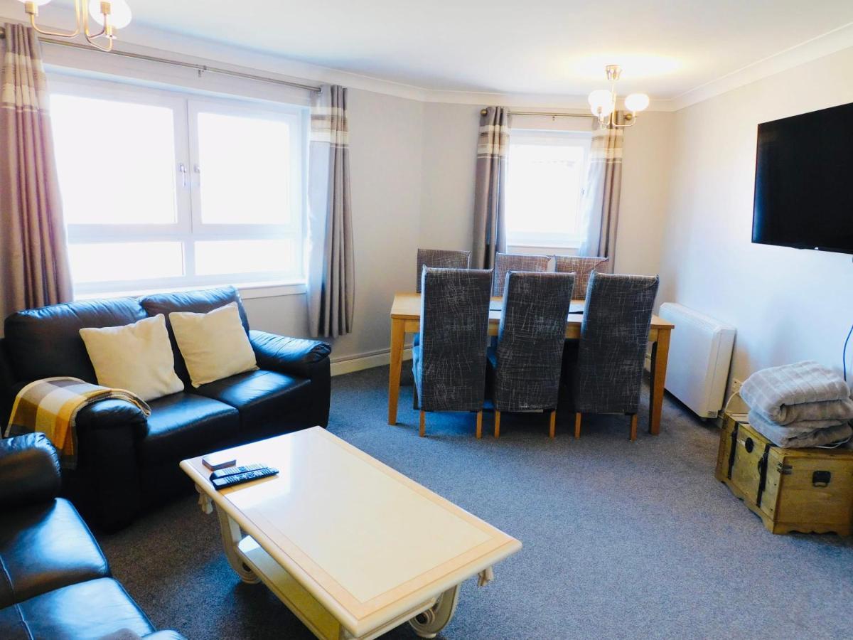 Beautiful 3 Bedroom Apt, Mins From Glasgow Airport, M8 & Sec พาสเลย์ ภายนอก รูปภาพ