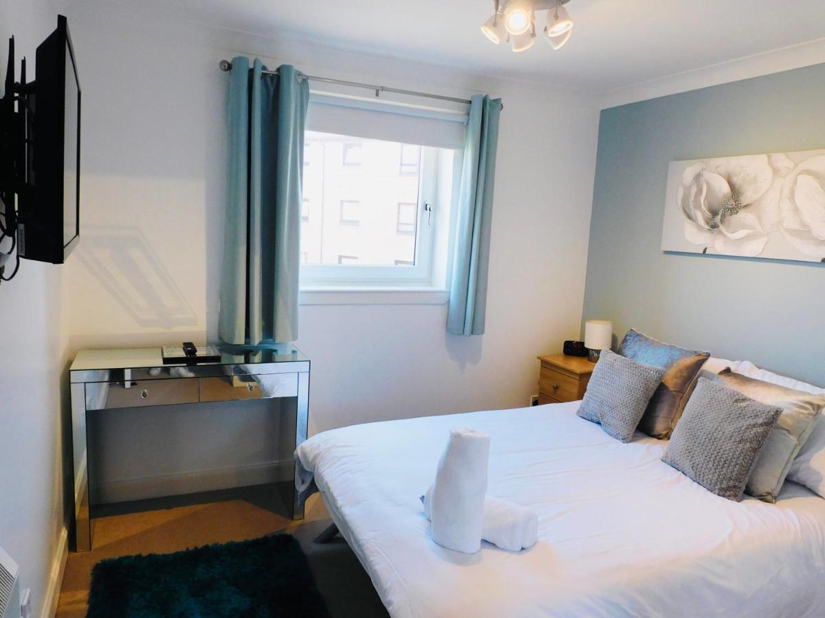 Beautiful 3 Bedroom Apt, Mins From Glasgow Airport, M8 & Sec พาสเลย์ ภายนอก รูปภาพ