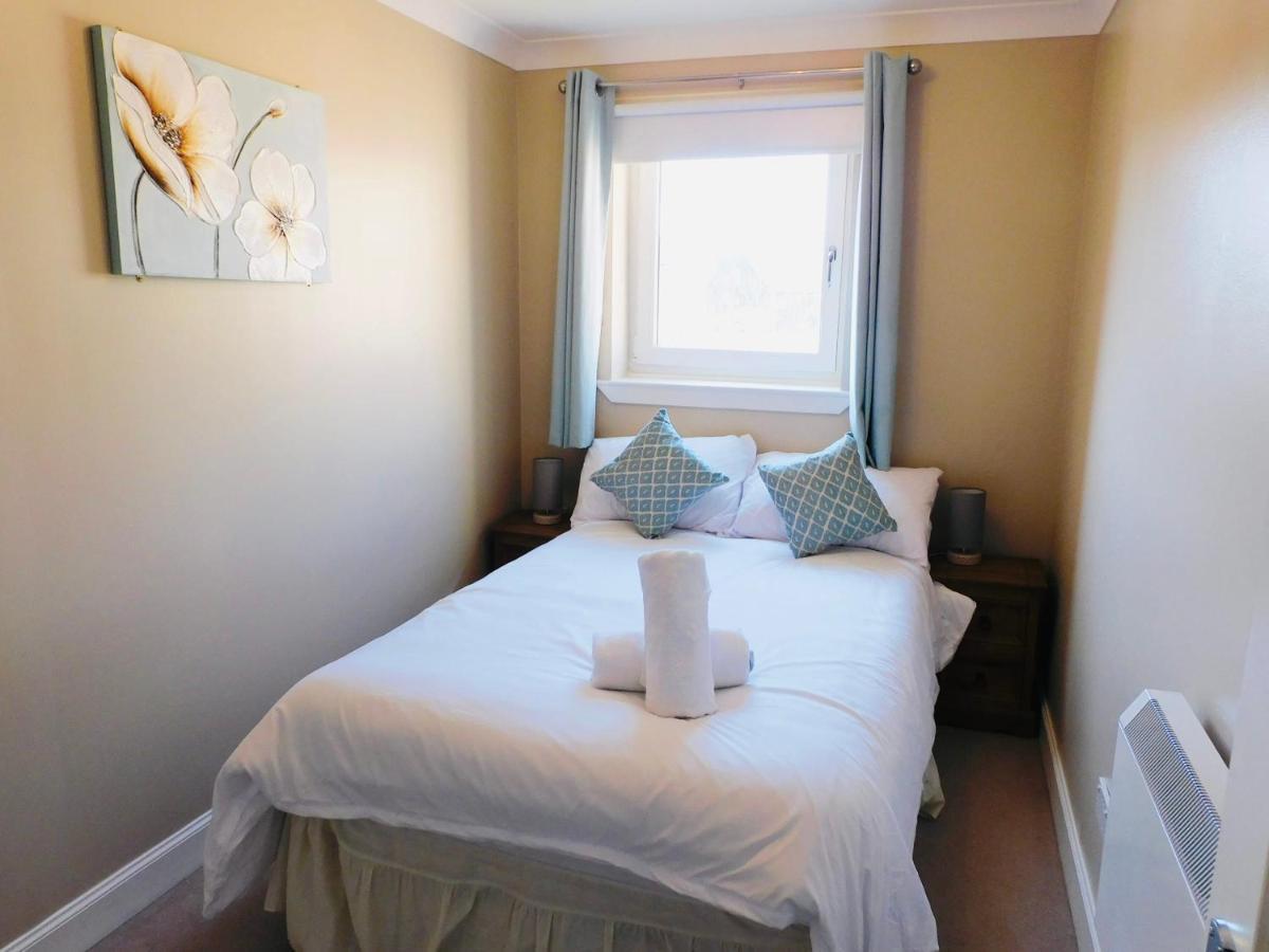 Beautiful 3 Bedroom Apt, Mins From Glasgow Airport, M8 & Sec พาสเลย์ ภายนอก รูปภาพ