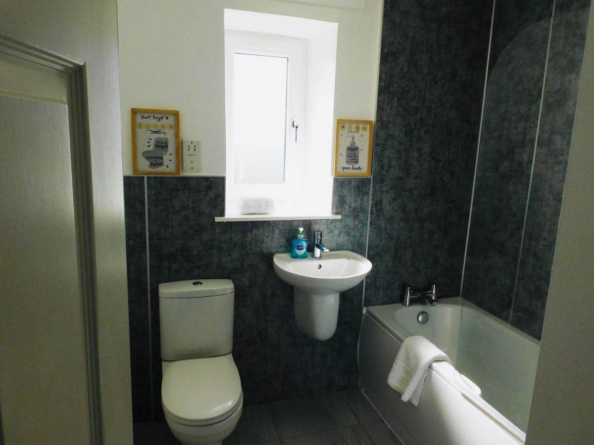 Beautiful 3 Bedroom Apt, Mins From Glasgow Airport, M8 & Sec พาสเลย์ ภายนอก รูปภาพ